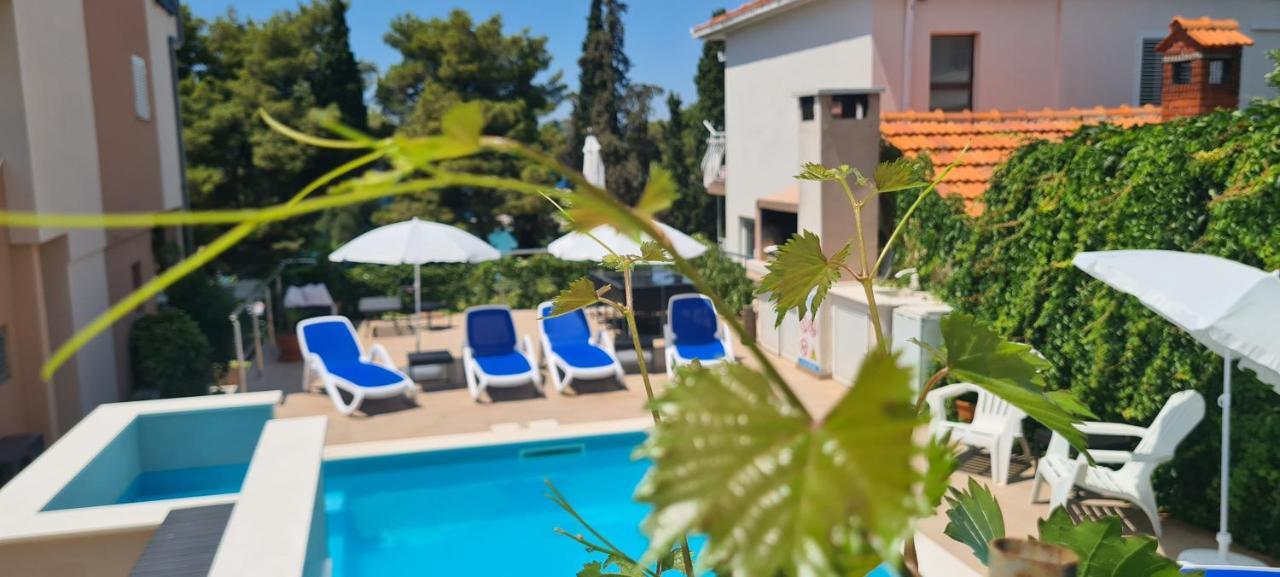 Apartments Villa Natali - Heating Pool Трогир Экстерьер фото